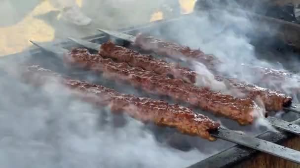  Turecki kebab na grillu. Grillowanie szaszłyk szaszłyk, szaszłyk z dymem nad ogniem węgla - Materiał filmowy, wideo