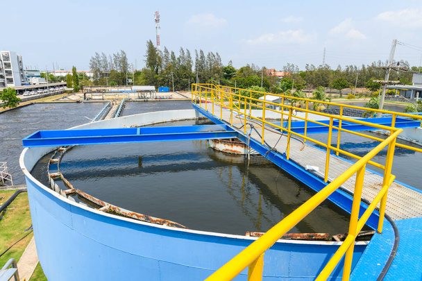Αεριζόμενο σύστημα επεξεργασίας υγρών αποβλήτων πισίνας σε βιομηχανικές μονάδες. περιβαλλοντική επιστήμη και επαναχρησιμοποίηση της έννοιας των λυμάτων - Φωτογραφία, εικόνα