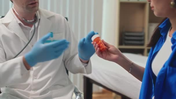 Καλλιεργημένη λήψη ιατρικού λειτουργού που δίνει βιταμίνη στη γυναίκα κατά το check-up στο νοσοκομείο - Πλάνα, βίντεο