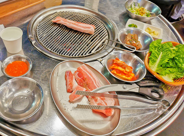 Delicioso porco churrasco barriga de porco grelhada com kimchi e muitos pratos laterais refeição grande jantar em Seul, Coréia do Sul - Foto, Imagem