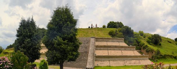 Gran pirámide sobre Cholula con iglesia
 - Foto, Imagen