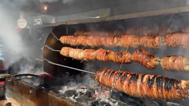 Şişe astarlı kokoreç, kuzu bağırsağı, Türk kokorec, Türk sokak yiyecekleri Kokorec ahşap fırında pişirilmiş koyun bağırsağı. Yüksek kalite 4k görüntü - Video, Çekim