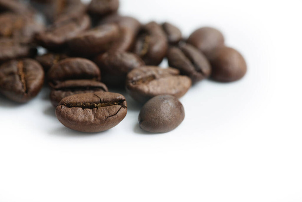 moliendo granos de café sobre fondo blanco
 - Foto, imagen