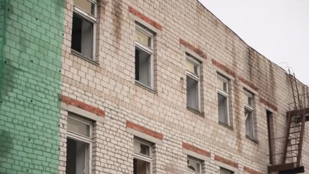  住宅や賃貸マンションや病院に使用される古い放棄されたレンガ造りの建物. クリップ。 破壊された家の窓 - 映像、動画