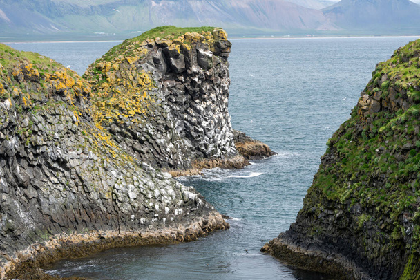 Basaltklippen entlang der zerklüfteten Küste von Arnarstapi Island - Foto, Bild