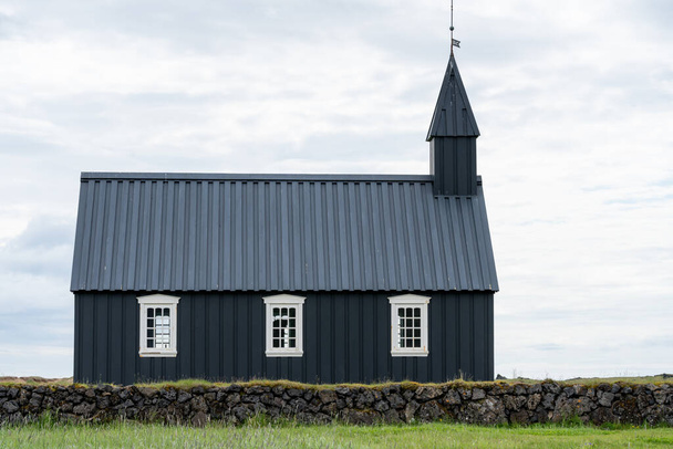 Budir musta kirkko Snaesfellsnes niemimaalla Islannissa - Valokuva, kuva