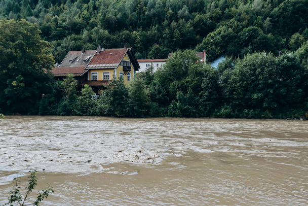 El río Lech en Fussen, Baviera, sur de Alemania - Foto, imagen