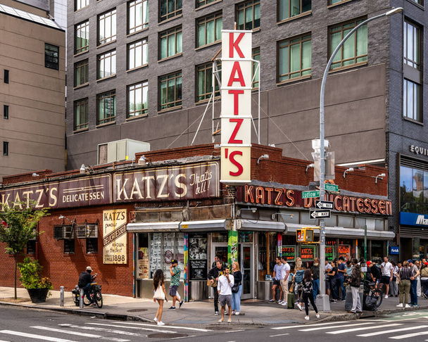 New York, NY - US - szeptember 16, 2023 Tourist waiting to enter the iconic Katz 's Delicatessen, más néven Katz of New York City, a kóser stílusú csemege East Houston Street. - Fotó, kép