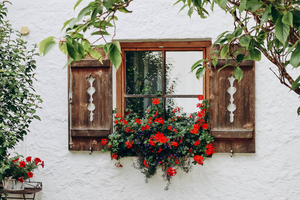 Bela janela de madeira com persianas esculpidas na aldeia de Fulpmes, Áustria - Foto, Imagem