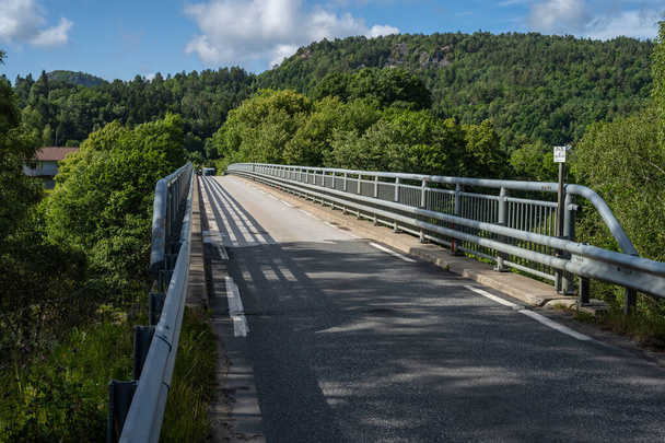 Люнгдал, Норвегия - 02 июля 2023 года: Узкий мост без места только для одного автомобиля. - Фото, изображение