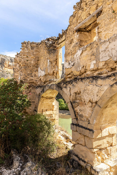 Παλιά παραμελημένα ερείπια, πέτρινους τοίχους και καμάρες της Μονής της Παναγίας των Αγγέλων του Hoz στο Hoces del Rio Duraton Nature Reserve, Ισπανία. - Φωτογραφία, εικόνα