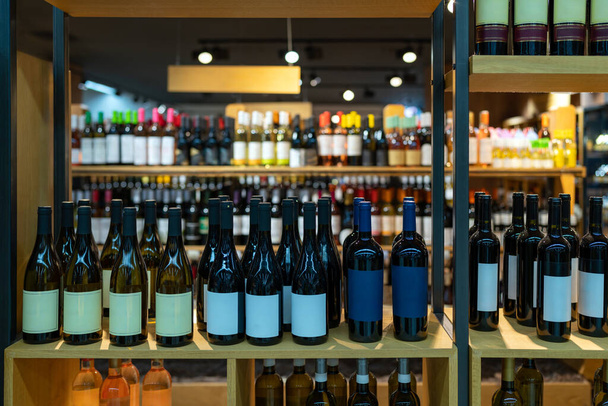 Botellas de vino en fila en el estante. - Foto, imagen