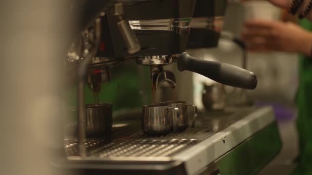 Ekspres do kawy napełniający filiżankę. Robienie kawy przy pomocy ekspresu do kawy, kawa espresso wychodząca z automatu do kawy. Napoje na śniadanie - Materiał filmowy, wideo