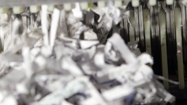 Papier shredder hakken up en scheuren documenten - Video