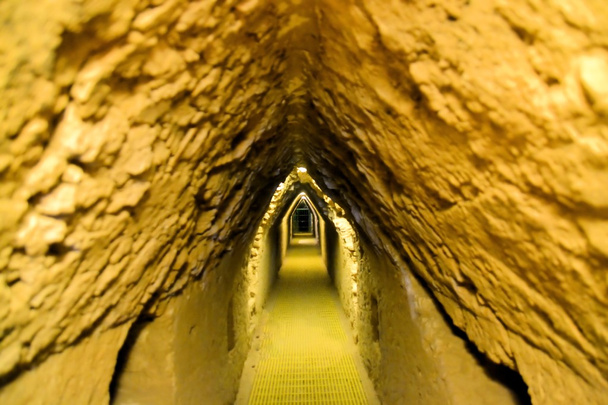 Tunnels onder Cholula grootste mens gemaakt piramide - Foto, afbeelding