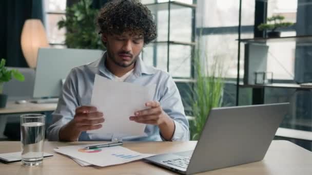 Zdůraznil úzkostlivý arabský hispánský podnikatel stresu selhání v kanceláři problém s obchodními papíry grafiky obtížné práce potíže nepořádek na stole hořet indián zmačkání list papíru vyhodit - Záběry, video