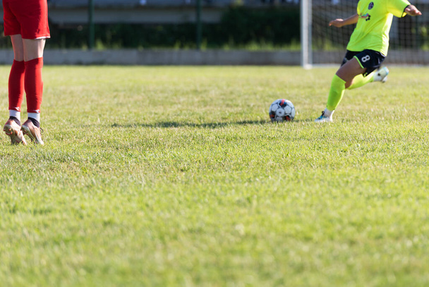 Αθλητική ομάδα, κορίτσι ποδόσφαιρο και μπάλα στο γήπεδο σε ένα τουρνουά. Ποδόσφαιρο, ανταγωνισμός και αθλητικές έφηβος ομάδα παιχνίδι στο γρασίδι - Φωτογραφία, εικόνα