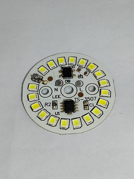 vieille ampoule LED avec lumière chaude et froide avec 3 puces LED SMD - Photo, image