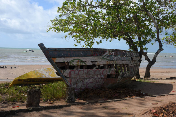 Βραζιλία, Bahia 7 Σεπτεμβρίου 2023: παλιά ψαροκάικα εγκαταλελειμμένα σε βρώμικα σκουπίδια παραλία βρωμιά ψαράδες νικήσει - Φωτογραφία, εικόνα