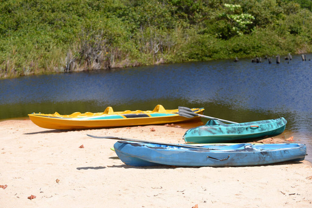 Brésil, Bahia Septembre 7, 2023 : vieux bateaux de pêcheurs abandonnés sur la plage sale ordures saleté pollution pêcheurs battre - Photo, image