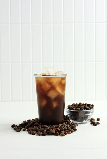 Холодний лід Кава з кавовими зернами на білому тлі, копіювати простір для тексту  - Фото, зображення