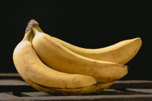 une photographie d'un bouquet de bananes - Photo, image