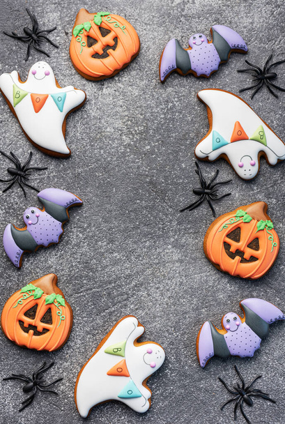 Veelkleurige Halloween zelfgemaakte koekjes op donkere achtergrond. - Foto, afbeelding