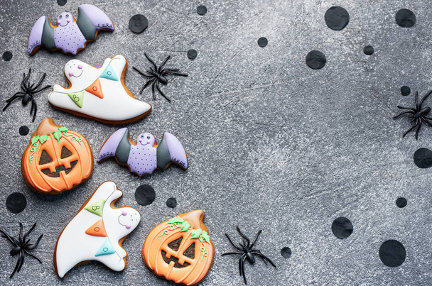 Kolorowe Halloween domowe ciasteczka na ciemnym tle. - Zdjęcie, obraz