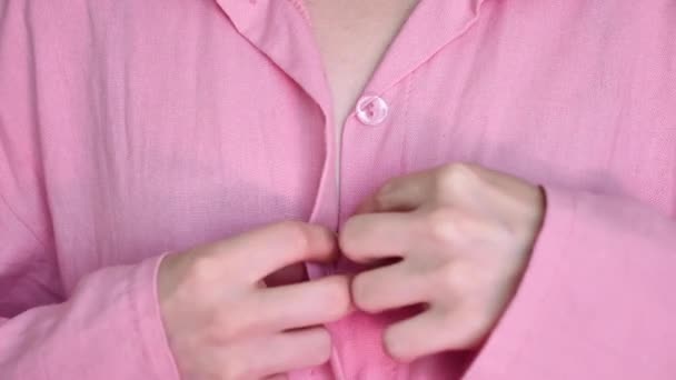 Een vrouw, een meisje draagt een roze zomerpak. Geen gezicht, close-up, copyspacy. Vriend bereidt zich voor op een vrijgezellenfeest - Video