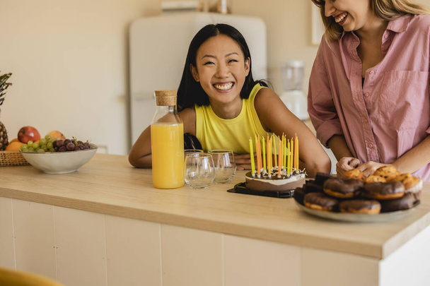 různí přátelé slaví narozeniny s dort se svíčkami, asijská žena se usmívá na kameru - Fotografie, Obrázek