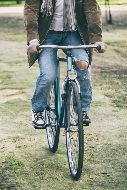 Man with old bike - Foto, immagini
