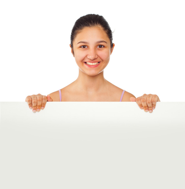 Chica adolescente sosteniendo tablero en blanco
 - Foto, Imagen