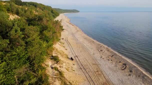 Αεροφωτογραφία του θαλάσσιου τοπίου με αμμουδιά στο Wladyslawowo. Θαλάσσιες ακτές της Βαλτικής στην Πολωνία. Resort πόλη κατά τη θερινή περίοδο - Πλάνα, βίντεο