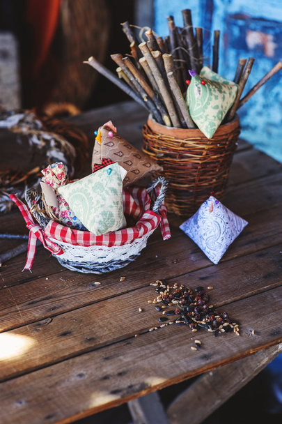 Decoraciones hechas a mano de Pascua en casa de campo sobre mesa de madera
 - Foto, imagen