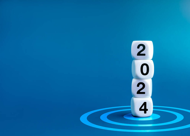 2024 Καλή χρονιά πανό. 2024 χρόνια αριθμοί σε λευκό κύβους ζάρια στοιβάζονται στο στόχο εικονίδιο βελάκι σε μπλε φόντο με αντίγραφο χώρου. Ξεκινήστε μια επιχείρηση ανάπτυξης με στόχο και την επιτυχία έννοια. - Φωτογραφία, εικόνα