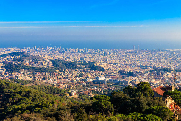 Näkymä Barcelonaan vuorelta Tibidabo Kataloniassa, Espanjassa - Valokuva, kuva