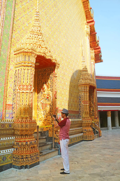 Návštěvník v kruhovém koridoru Pagodovy základny ve Wat Ratchabophit buddhistický chrám, Bangkok, Thajsko - Fotografie, Obrázek