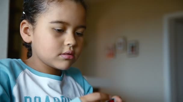 młoda dziewczyna gra w karty - Materiał filmowy, wideo
