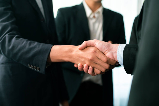 Az ázsiai üzletemberek kezet ráznak, miután sikeres megállapodást kötöttek a tárgyalóban, szakmai kézfogás tapssal a vállalati társaságban. Különös. - Fotó, kép