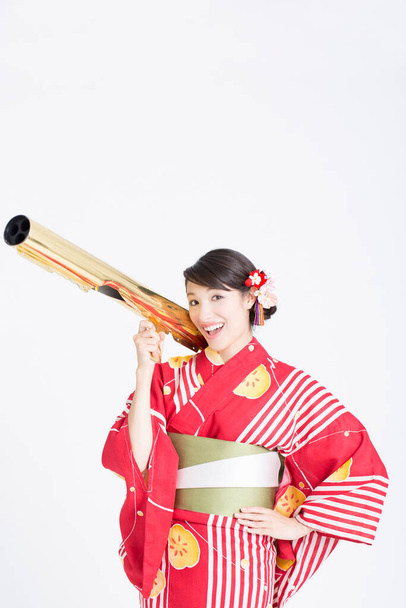 portrait of beautiful woman wearing japanese traditional costume holding telescope - Foto, Imagen