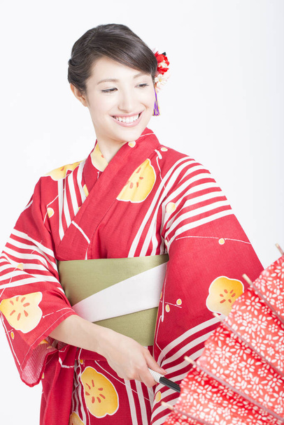 young asian woman in kimono with umbrella - Foto, afbeelding