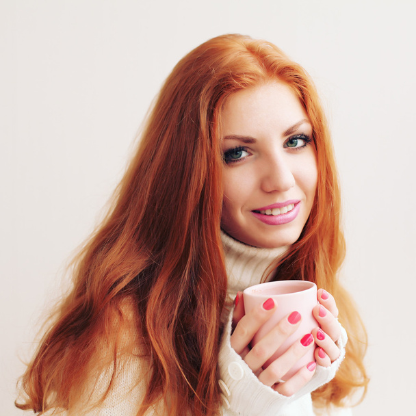 美しい少女のカフェでお茶やコーヒーを飲む. - 写真・画像
