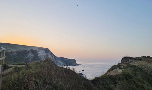 Najpiękniejsze High Angle Widok na brytyjski krajobraz i morze z Durdle Door Beach Anglii Wielkiej Brytanii, Wielkiej Brytanii. Nagranie zostało zrobione kamerą Drone 'a 9 września 2023 roku. (Durdle Dor)) - Zdjęcie, obraz