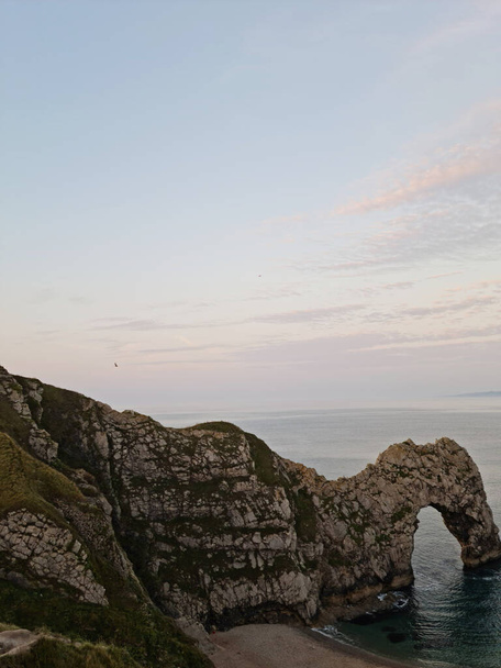 Most Beautiful High Angle View of British Landscape and Sea View of Durdle Door Beach of England Reino Unido. As filmagens foram capturadas com a câmera de Drone em 9 de setembro de 2023. (Durdle Dor) - Foto, Imagem