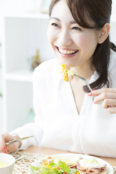 beautiful Asian woman eating delicious food - Foto, immagini