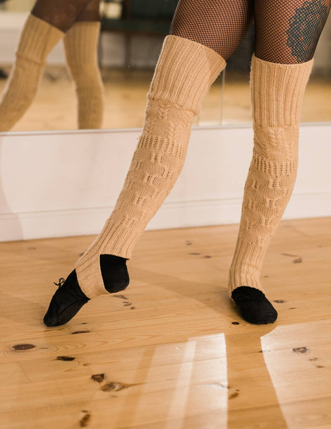 Egy táncos balerina lábáról, amint pointe-ot visel a táncteremben. Balett táncos és gyakorló - Fotó, kép
