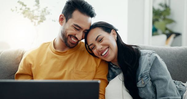 Mutlu çift, dizüstü bilgisayar ve evde aşk için dinlenmek, komedi filmleri izlemek veya online alışveriş için parşömen web sitesi izlemek. Kadın, erkek ve bilgisayar şakasına, sosyal medya aboneliğine ve kanepede meme şakasına gülün.. - Fotoğraf, Görsel