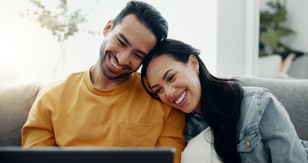Onnellinen pari, kannettava tietokone ja rentoutua kotona rakkautta, katsella komedia elokuvia tai selaa verkkosivuilla online-ostoksia. Mies, nainen ja nauraa hauska vitsi tietokoneella, sosiaalisen median tilaus ja meme sohvalla. - Valokuva, kuva