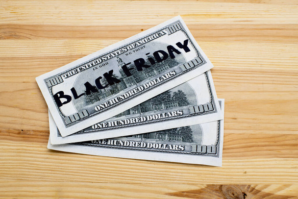 Conceito de compra venda sexta-feira preta. Notas de dólar com inscrições "Black Friday".  - Foto, Imagem