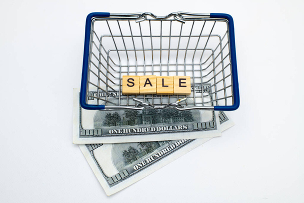 Black friday sale shopping concept. Winkelwagen met dollarbiljetten - Foto, afbeelding